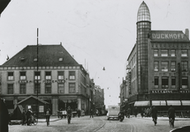 863576 Gezicht in de Lange Viestraat te Utrecht vanaf de Viebrug. Met links warenhuis Galeries Modernes (Oudegracht ...